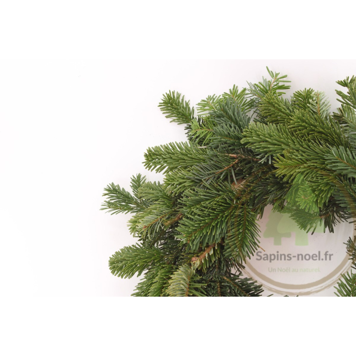 Couronne de Noël en sapin naturel - Diamètre de 30cm - Vue de face rapprochée